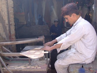 Pakistani Bus Painter Lade